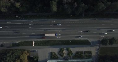 Hava dikey atış. Araba yolun kenarında sürüş. 4 k 4096 x 2160 piksel