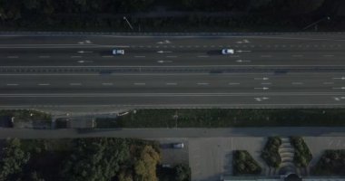 Hava dikey atış. Araba yolun kenarında sürüş. 4 k 4096 x 2160 piksel