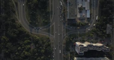 Hava dikey atış. Araba yolun kenarında sürüş. 4 k 4096 x 2160 piksel