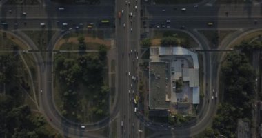 Hava dikey atış. Araba yolun kenarında sürüş. 4 k 4096 x 2160 piksel