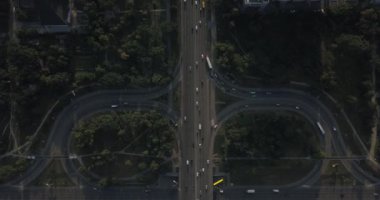 Hava dikey atış. Araba yolun kenarında sürüş. 4 k 4096 x 2160 piksel