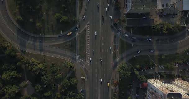 Disparo vertical aéreo. Coches conduciendo por la carretera. 4k 4096 x 2160 píxeles — Vídeo de stock