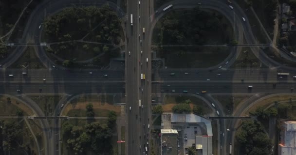 Tiro vertical aéreo. Carros a passar pela estrada. 4k 4096 x 2160 pixels — Vídeo de Stock