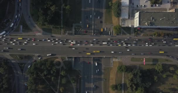 Disparo vertical aéreo. Coches conduciendo por la carretera. 4k 4096 x 2160 píxeles — Vídeo de stock