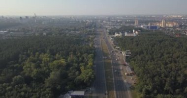 Yol sis 4k 4096 x 2160 piksel cinsinden bir havadan görünümü