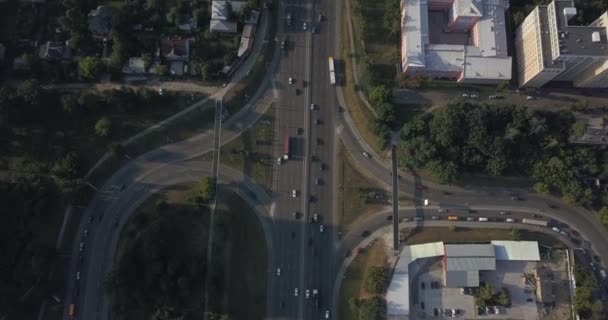 Plan vertical aérien. Voitures conduisant par la route. 4k 4096 x 2160 pixels 