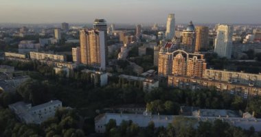 Ulusal karmaşık Olimpiyat Stadyumu, üzerinden Olimpiyat spor. Futbol stadyumu, Kiev şehir üzerinde uçuş. Şehir manzarası, yaz güneşli gün. Bir spor stadyum havadan çekim