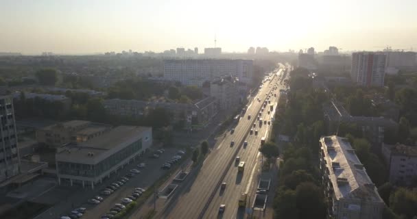 Vista de la carretera. Vista aérea de la ciudad por carretera y edificios industriales. 4k 4096 x 2160 píxeles — Vídeos de Stock