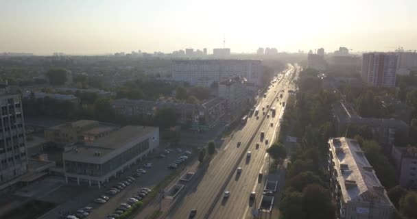 Widok z drogi. Widok z lotu ptaka miasta drogi i przemysłowych budynków. 4 k 4096 x 2160 pikseli — Wideo stockowe