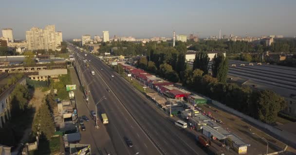 Вид на дорогу. Вид з повітря на міську дорогу та промислові будівлі. 4k 4096 x 2160 пікселів — стокове відео