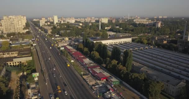 Zicht op weg. Luchtfoto stad weg en industriële gebouwen. 4 k 4096 x 2160 pixels — Stockvideo