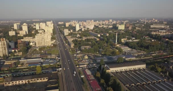 Вид на дорогу. Вид с воздуха на городскую дорогу и промышленные здания. 4k 4096 x 2160 пикселей — стоковое видео