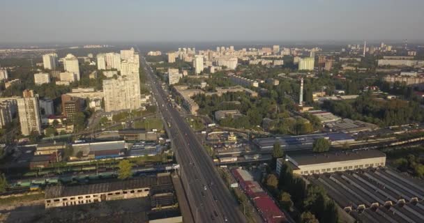 Vista de la carretera. Vista aérea de la ciudad por carretera y edificios industriales. 4k 4096 x 2160 píxeles — Vídeo de stock