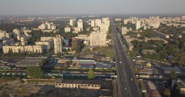 Yol sonbahar manzarası. Havadan görünümü şehir yol ve endüstriyel binalar. Sonbahar ağaçlar gökyüzü binalarda şehir 4 k 4096 x 2160 piksel görüntüleme.