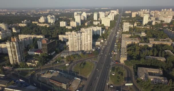 路的看法。鸟瞰城市道路和工业建筑。4k 4096 x 2160 像素 — 图库视频影像