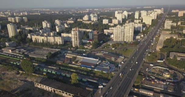 Vista de la carretera. Vista aérea de la ciudad por carretera y edificios industriales. 4k 4096 x 2160 píxeles — Vídeos de Stock