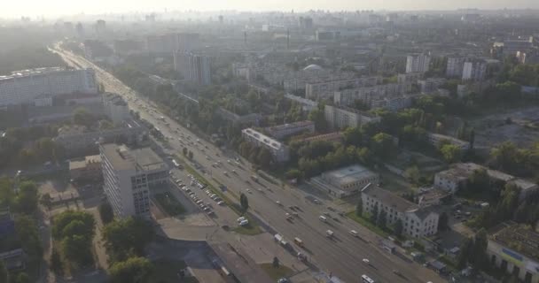 Vista de la carretera. Vista aérea de la ciudad por carretera y edificios industriales. 4k 4096 x 2160 píxeles — Vídeos de Stock