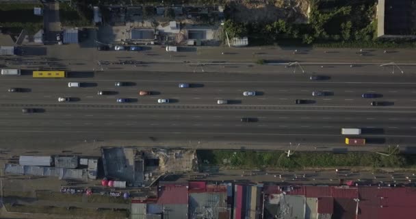 Disparo vertical aéreo. Coches conduciendo por la carretera. 4k 4096 x 2160 píxeles — Vídeo de stock