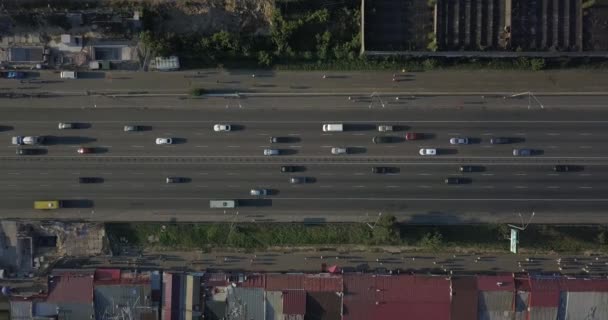 Disparo vertical aéreo. Coches conduciendo por la carretera. 4k 4096 x 2160 píxeles — Vídeo de stock