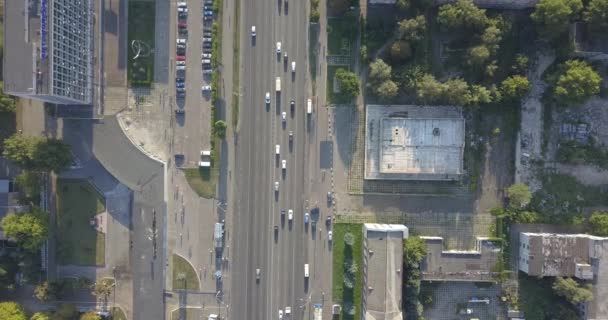 Verticale luchtfoto. Auto's rijden door de weg. 4 k 4096 x 2160 pixels — Stockvideo