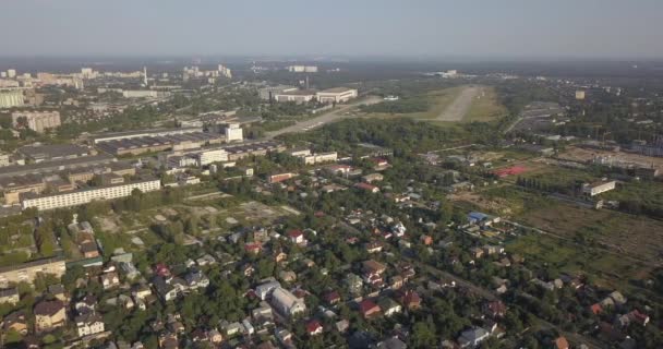 AERIAL SHOT: Linda pequena aldeia ou município 4k 4096 x 2160 pixels — Vídeo de Stock