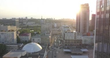 Şehir, modern şehir merkezi Kiev manzarası binalar siluetleri üzerinde portre üzerinde gündoğumu. 4 k 4096 x 2160 piksel