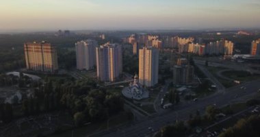 Gündoğumu uçan üzerinde şehir 4k 4096 x 2160 piksel, havadan görünümü