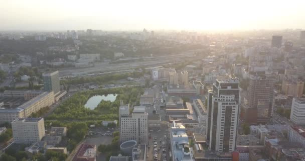 Soluppgång över staden, närbild på moderna centrala Kiev skyline byggnader silhuetter. 4 k 4096 x 2160 pixlar — Stockvideo