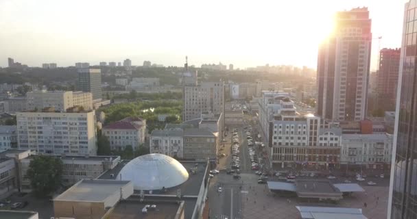 Napkelte felett city, Közelkép a modern belvárosi Kijev városára épületek körvonalai. 4 k 4096 x 2160 pixel — Stock videók