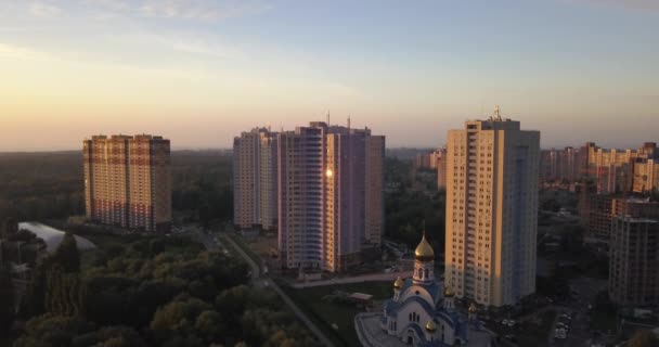 Aerial view at sunrise flying over city 4k 4096 x 2160 pixels — Stock Video