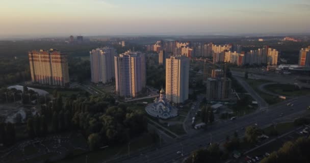 空中鸟瞰在日出上空飞过城市 4k 4096 x 2160 像素 — 图库视频影像