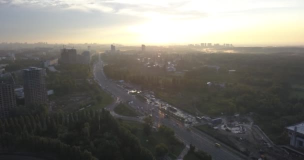 Letecký pohled na východ slunce létání nad městem 4k 4096 x 2160 pixelů — Stock video