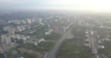 Trafik ve Simgesel Yapı merkezinde Kiev, Ukrayna Hava görünümünü. 4 k 4096 x 2160 piksel