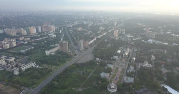 Vista aérea del tráfico y punto de referencia en el centro de Kiev, Ucrania. 4k 4096 x 2160 píxeles — Vídeos de Stock