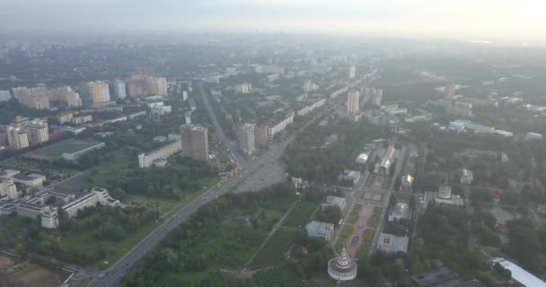 Vue aérienne de la circulation et du point de repère au centre-ville de Kiev, en Ukraine. 4k 4096 x 2160 pixels — Video