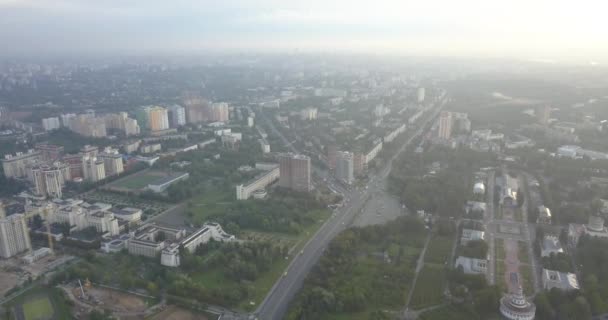 Vista aerea del traffico e punto di riferimento nel centro di Kiev, Ucraina. 4k 4096 x 2160 pixel — Video Stock