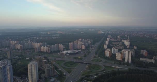 Vista aérea del tráfico y punto de referencia en el centro de Kiev, Ucrania. 4k 4096 x 2160 píxeles — Vídeos de Stock