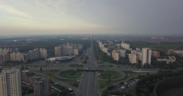Вид с воздуха на движение и достопримечательности в центре Киева, Украина. 4k 4096 x 2160 пикселей — стоковое видео