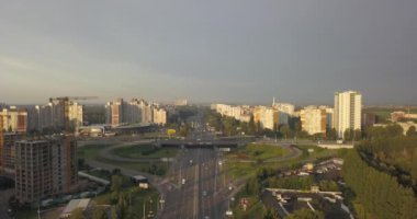 Trafik ve Simgesel Yapı merkezinde Kiev, Ukrayna Hava görünümünü. 4 k 4096 x 2160 piksel