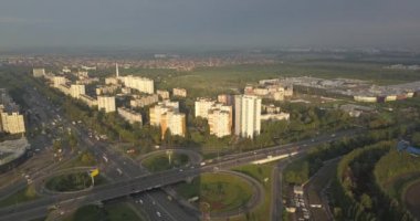 Trafik ve Simgesel Yapı merkezinde Kiev, Ukrayna Hava görünümünü. 4 k 4096 x 2160 piksel