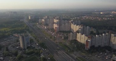 Trafik ve Simgesel Yapı merkezinde Kiev, Ukrayna Hava görünümünü. 4 k 4096 x 2160 piksel