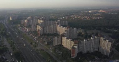 Trafik ve Simgesel Yapı merkezinde Kiev, Ukrayna Hava görünümünü. 4 k 4096 x 2160 piksel
