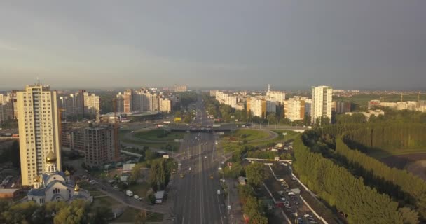 트래픽 및 우크라이나 키예프 시내에서 랜드마크의 공중 전망. 4 k 4096 x 2160 픽셀 — 비디오