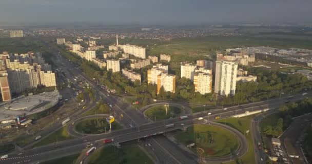 Вид с воздуха на движение и достопримечательности в центре Киева, Украина. 4k 4096 x 2160 пикселей — стоковое видео