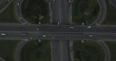 Hava dikey atış. Araba yolun kenarında sürüş. 4 k 4096 x 2160 piksel