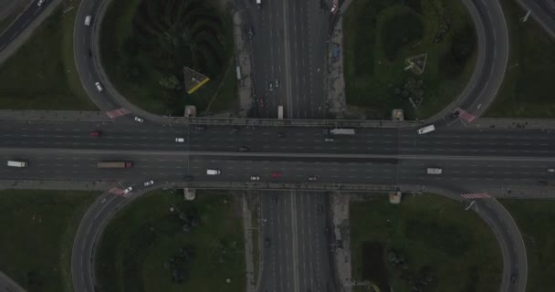 Letecký snímek vertikální. Auta, jízdy na silnici. 4 k 4096 x 2160 pixelů — Stock video
