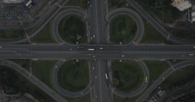 Hava dikey atış. Araba yolun kenarında sürüş. 4 k 4096 x 2160 piksel