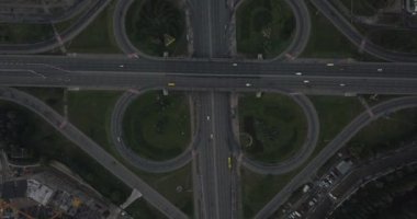 Hava dikey atış. Araba yolun kenarında sürüş. 4 k 4096 x 2160 piksel