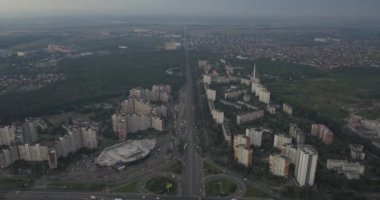 Trafik ve Simgesel Yapı merkezinde Kiev, Ukrayna Hava görünümünü. 4 k 4096 x 2160 piksel