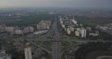 Trafik ve Simgesel Yapı merkezinde Kiev, Ukrayna Hava görünümünü. 4 k 4096 x 2160 piksel